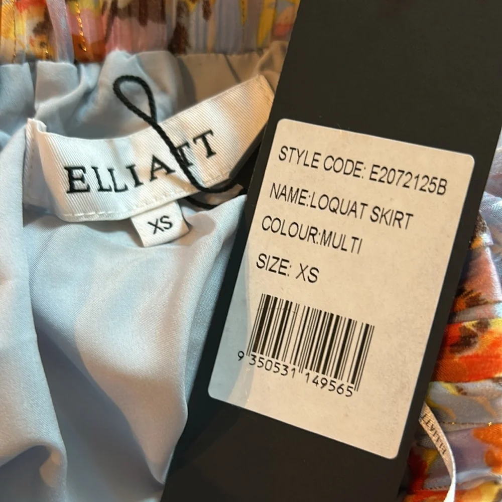 Elliatt Laquat Skirt in Multi Floral NWT Size XS - Picture 7 of 10